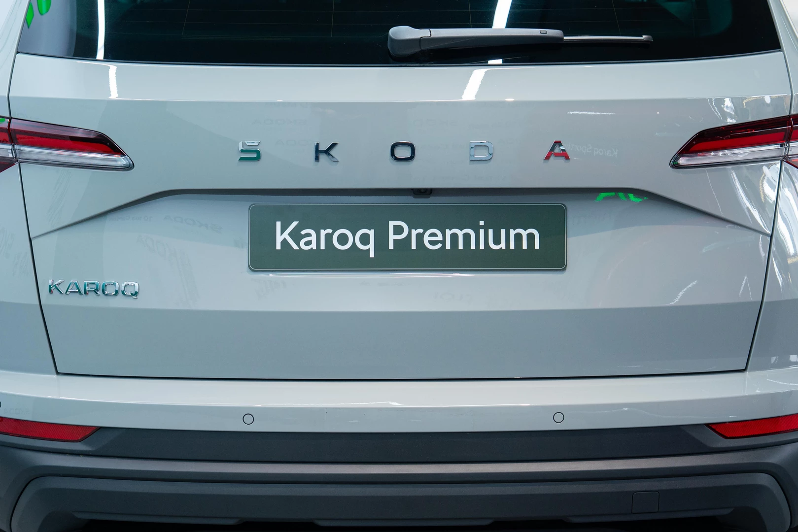 Logo dạng chữ Skoda mạ chrome sáng